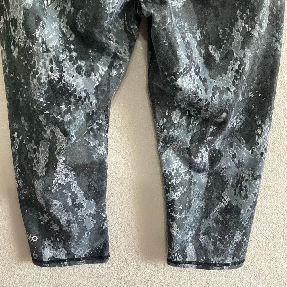 Alo snake print yoga capri leggings size Small